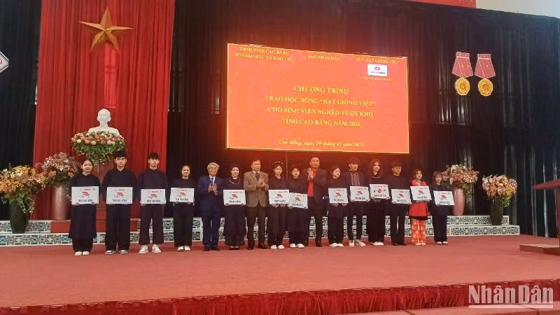 Ban Tổ chức trao học bổng của Quỹ Hạt giống Việt (Báo Nhân Dân) cho các sinh viên .