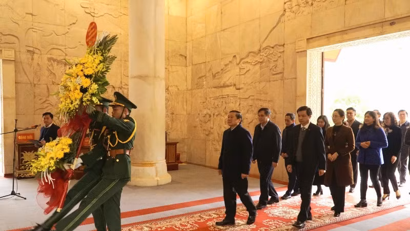 Đoàn công tác Ban Tuyên giáo Trung ương dâng hương, dâng hoa tại Đền thờ Chủ tịch Hồ Chí Minh, Khu di tích Quốc gia đặc biệt Pác Bó. Đoàn công tác Ban Tuyên giáo Trung ương dâng hương, dâng hoa tại Đền thờ Chủ tịch Hồ Chí Minh, Khu di tích Quốc gia đặc biệt Pác Bó.