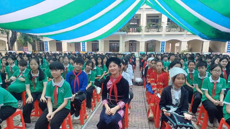 Học sinh dân tộc tham gia sự kiện. Học sinh dân tộc tham gia sự kiện.