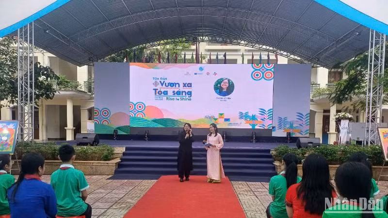 Đạo diễn Hà Lệ Diễm giao lưu, trả lời câu hỏi của các em học sinh.