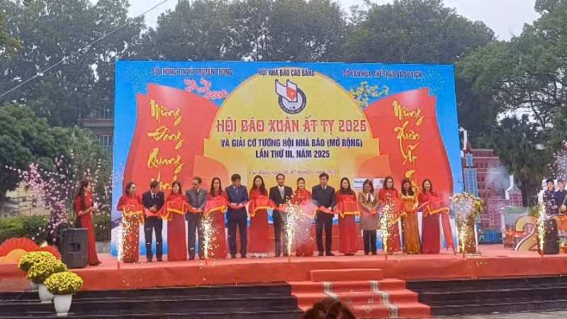 Các đại biểu cắt băng khai mạc Hội báo Xuân tỉnh Cao Bằng.