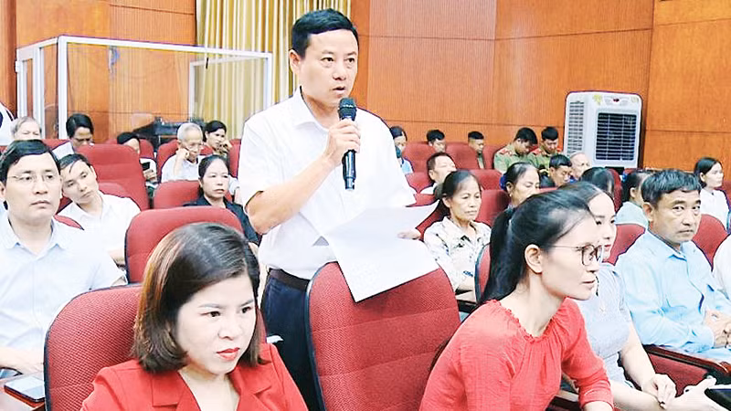 Người dân phát biểu tại buổi đối thoại với người đứng đầu cấp ủy, chính quyền huyện Phúc Thọ.