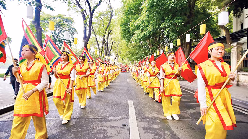 Hà Nội cần có biện pháp khai thác các giá trị văn hóa di sản một cách có chiều sâu để phát triển du lịch. Trong ảnh: Đoàn rước trong Lễ hội kỷ niệm 595 năm Vua Lê Thái Tổ đăng quang.