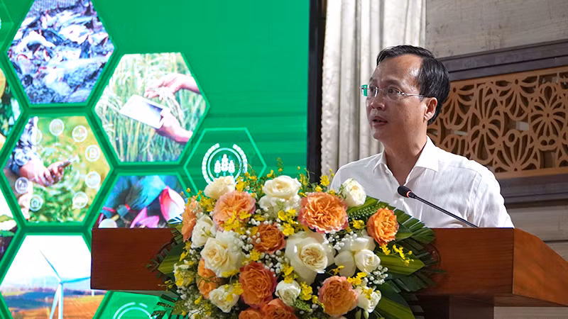 Phó Chủ tịch Ủy ban nhân dân tỉnh Đồng Tháp Trần Trí Quang, Trưởng ban tổ chức diễn đàn, phát biểu tại buổi họp báo. (Ảnh: HỮU NGHĨA)