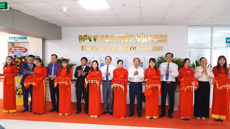 Đại biểu thực hiện nghi thức cắt băng khai trương Đơn vị Can thiệp nội mạch. (Ảnh: HỮU NGHĨA) Đại biểu thực hiện nghi thức cắt băng khai trương Đơn vị Can thiệp nội mạch. (Ảnh: HỮU NGHĨA)