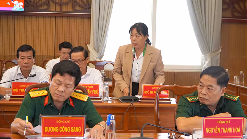 Giám đốc Đài Phát thanh và Truyền hình Đồng Tháp Ngô Thị Ngọc Hạnh phát biểu về phương án sáp nhập cơ quan báo, đài tỉnh. (Ảnh: HỮU NGHĨA)