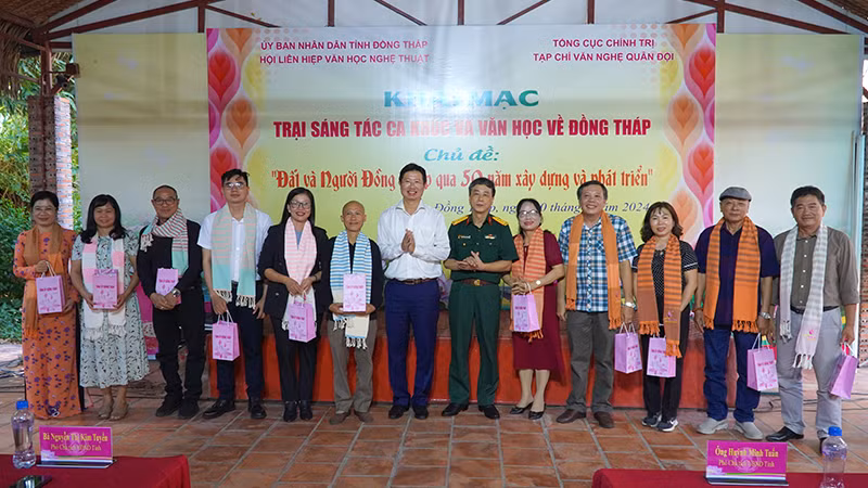Ban tổ chức trao tặng các trại viên chiếc khăn choàng của Làng nghề Long Khánh, huyện Hồng Ngự, tỉnh Đồng Tháp. Ảnh: HỮU NGHĨA