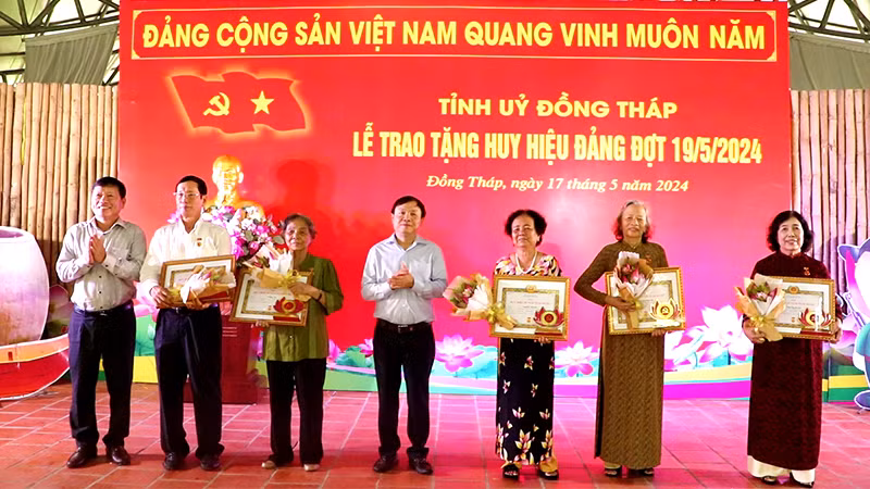 Phó Bí thư Thường trực Tỉnh ủy Đồng Tháp Phan Văn Thắng trao Huy hiệu 55 năm tuổi Đảng cho các đảng viên.