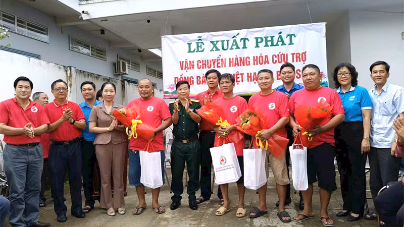 Hội Chữ thập đỏ tỉnh Đồng Tháp và các đơn vị liên quan tại buổi lễ xuất phát vận chuyển hàng hóa cứu trợ đồng bào bị thiệt hại do bão số 3. Hội Chữ thập đỏ tỉnh Đồng Tháp và các đơn vị liên quan tại buổi lễ xuất phát vận chuyển hàng hóa cứu trợ đồng bào bị thiệt hại do bão số 3.