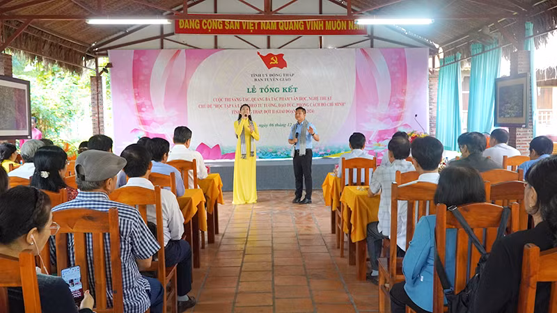 Biểu diễn tiết mục ca cổ đạt giải cuộc thi. (Ảnh: HỮU NGHĨA) Biểu diễn tiết mục ca cổ đạt giải cuộc thi. (Ảnh: HỮU NGHĨA)
