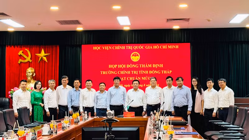 Các thành viên cùng chụp ảnh sau buổi họp Hội đồng thẩm định Trường Chính trị tỉnh Đồng Tháp đạt chuẩn mức 1.