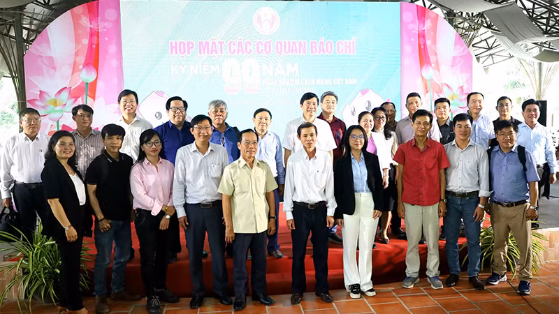 Lãnh đạo tỉnh Đồng Tháp chụp ảnh lưu niệm cùng các nhà báo, phóng viên tại buổi họp mặt. Lãnh đạo tỉnh Đồng Tháp chụp ảnh lưu niệm cùng các nhà báo, phóng viên tại buổi họp mặt.