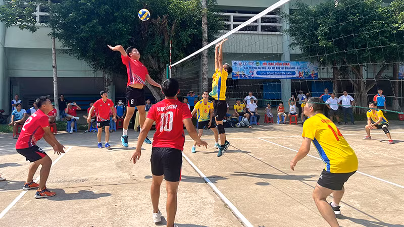 Các đội tham gia tranh tài môn bóng chuyền. (Ảnh: HỮU NGHĨA)