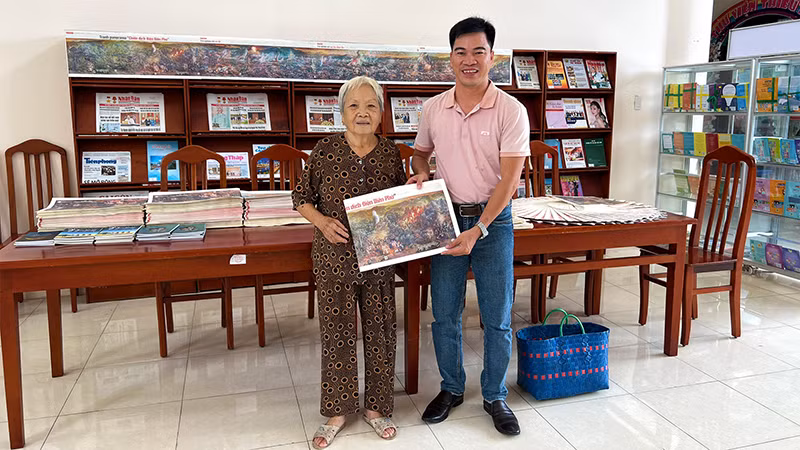 Bác Phạm Kim Thanh tại buổi nhận tranh.