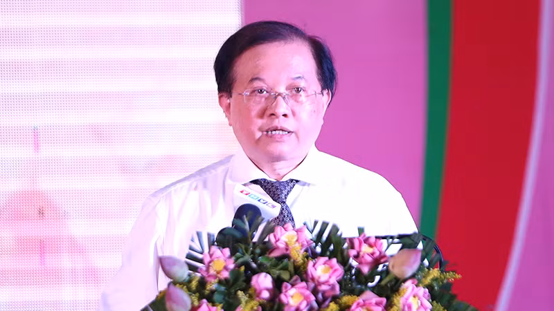 Thứ trưởng Văn hóa, Thể thao và Du lịch Tạ Quang Đông phát biểu khai mạc ngày hội. Thứ trưởng Văn hóa, Thể thao và Du lịch Tạ Quang Đông phát biểu khai mạc ngày hội.