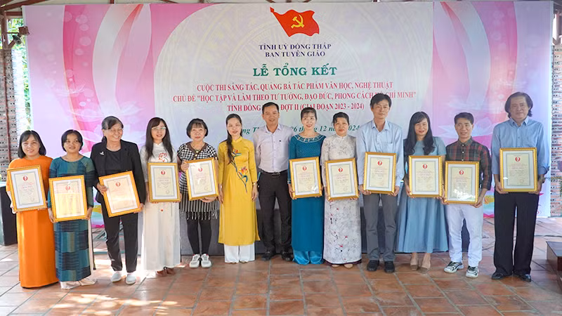 Trao giải cho các tác giả tại buổi lễ tổng kết. (Ảnh: HỮU NGHĨA) Trao giải cho các tác giả tại buổi lễ tổng kết. (Ảnh: HỮU NGHĨA)