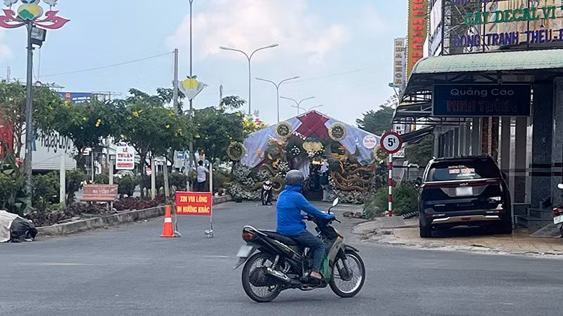 Người dân cho xe rẽ hướng vào đường này, rồi đột ngột cho xe trở ra do rạp che bít đường đi. Ảnh: HỮU NGHĨA Người dân cho xe rẽ hướng vào đường này, rồi đột ngột cho xe trở ra do rạp che bít đường đi. Ảnh: HỮU NGHĨA