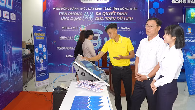 Đại biểu tìm hiểu sản phẩm được các doanh nghiệp công nghệ số trưng bày. (Ảnh: HỮU NGHĨA) Đại biểu tìm hiểu sản phẩm được các doanh nghiệp công nghệ số trưng bày. (Ảnh: HỮU NGHĨA)