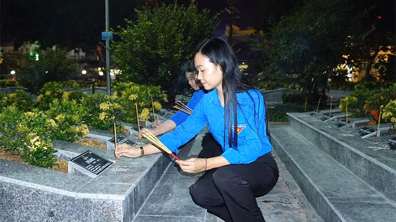 Cán bộ đoàn và đoàn viên, thanh niên tỉnh Đồng Tháp thắp hương tại Nghĩa trang liệt sĩ tỉnh Đồng Tháp.