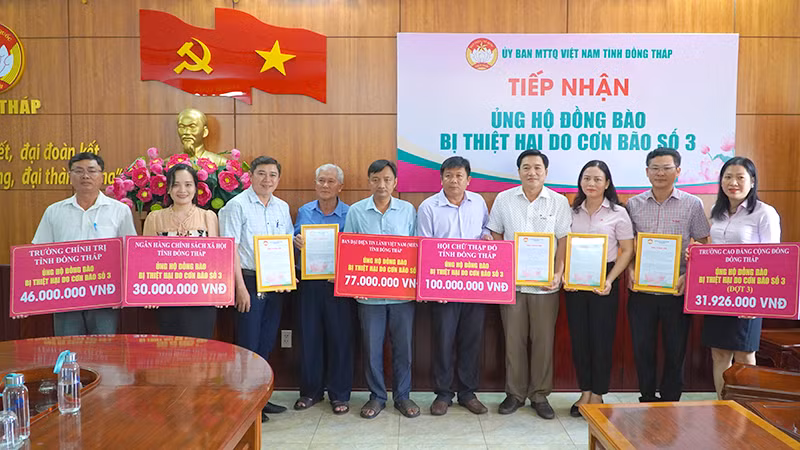 Lãnh đạo Ủy ban Mặt trận Tổ quốc Việt Nam tỉnh Đồng Tháp tiếp nhận số tiền ủng hộ và trao thư cảm ơn các tổ chức, cơ quan, doanh nghiệp. (Ảnh: HỮU NGHĨA) Lãnh đạo Ủy ban Mặt trận Tổ quốc Việt Nam tỉnh Đồng Tháp tiếp nhận số tiền ủng hộ và trao thư cảm ơn các tổ chức, cơ quan, doanh nghiệp. (Ảnh: HỮU NGHĨA)