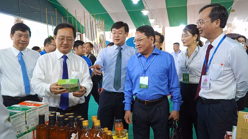 Đại biểu tham quan triển lãm “Sản phẩm khởi nghiệp tiêu biểu và sản phẩm định hướng kinh tế xanh khu vực Đồng bằng sông Cửu Long”. (Ảnh: HỮU NGHĨA)