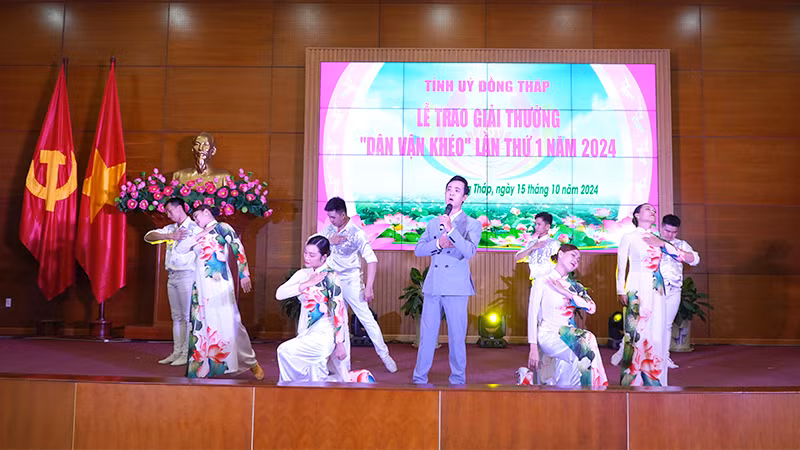 Một tiết mục văn nghệ biểu diễn tại buổi lễ. (Ảnh: HỮU NGHĨA) Một tiết mục văn nghệ biểu diễn tại buổi lễ. (Ảnh: HỮU NGHĨA)