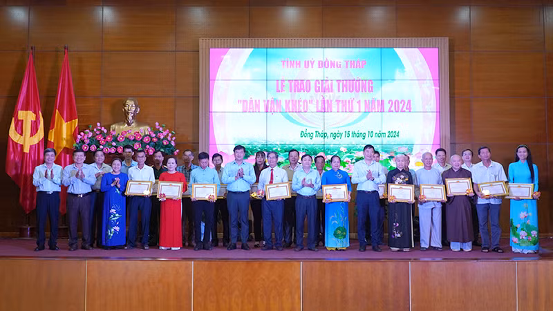 Lãnh đạo tỉnh Đồng Tháp trao giải và chụp ảnh lưu niệm cùng đại diện 20 tập thể, cá nhân nhận Giải thưởng “Dân vận khéo”. (Ảnh: HỮU NGHĨA) Lãnh đạo tỉnh Đồng Tháp trao giải và chụp ảnh lưu niệm cùng đại diện 20 tập thể, cá nhân nhận Giải thưởng “Dân vận khéo”. (Ảnh: HỮU NGHĨA)