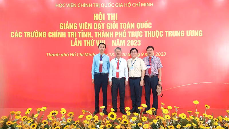 Giảng viên Trường Chính trị tỉnh Đồng Tháp tham gia Hội thi Giảng viên dạy giỏi toàn quốc.