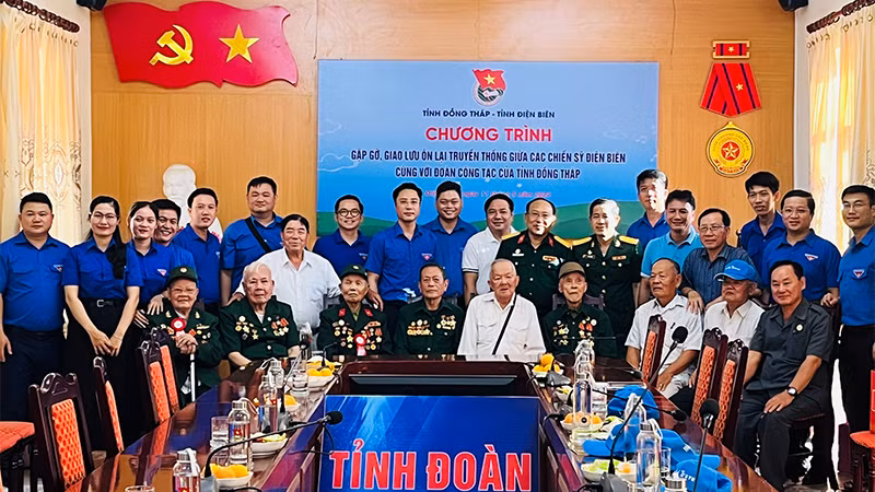 Các đại biểu chụp ảnh lưu niệm. Ảnh: Tỉnh đoàn Đồng Tháp