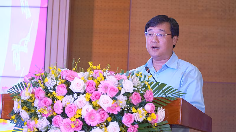 Ủy viên Trung ương Đảng, Bí thư Tỉnh ủy Đồng Tháp Lê Quốc Phong phát biểu tại buổi lễ trao giải. (Ảnh: HỮU NGHĨA)