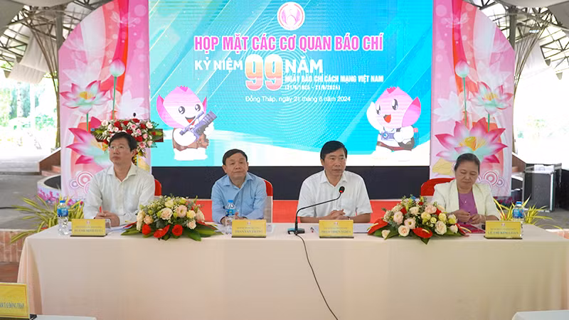 Chủ tịch Ủy ban nhân dân tỉnh Đồng Tháp Phạm Thiện Nghĩa phát biểu tại buổi họp mặt.