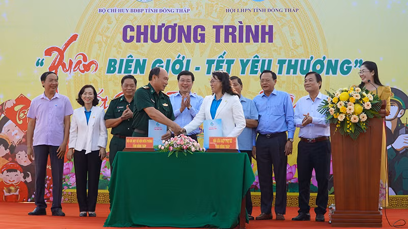 Đại diện Hội Liên hiệp Phụ nữ tỉnh và Bộ Chỉ huy Bộ đội Biên phòng tỉnh Đồng Tháp ký kết phối hợp thực hiện nội dung Chương trình "Xuân biên giới-Tết yêu thương" giai đoạn 2024-2026. (Ảnh: HỮU NGHĨA)
