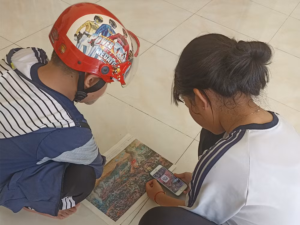 Học sinh Trường tiểu học Mỹ Ngãi, xã Mỹ Ngãi, thành phố Cao Lãnh trải nghiệm tranh được cô giáo chụp lại gửi cho chúng tôi xem.