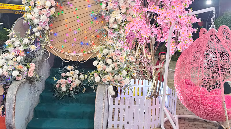 Cầu tuột khủng long bị đơn vị thuê chặn hai đầu.