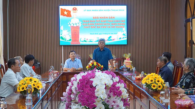 Đại diện Báo Nhân Dân phát biểu tại buổi trao quà. (Ảnh: HỮU NGHĨA)