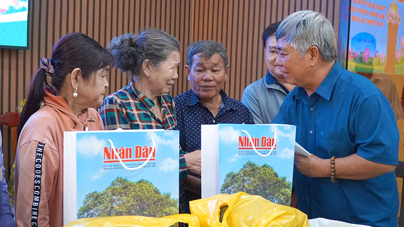 Đại diện Báo Nhân Dân trao quà Tết đến các gia đình chính sách, hộ nghèo... tại huyện Thanh Bình. (Ảnh: HỮU NGHĨA)