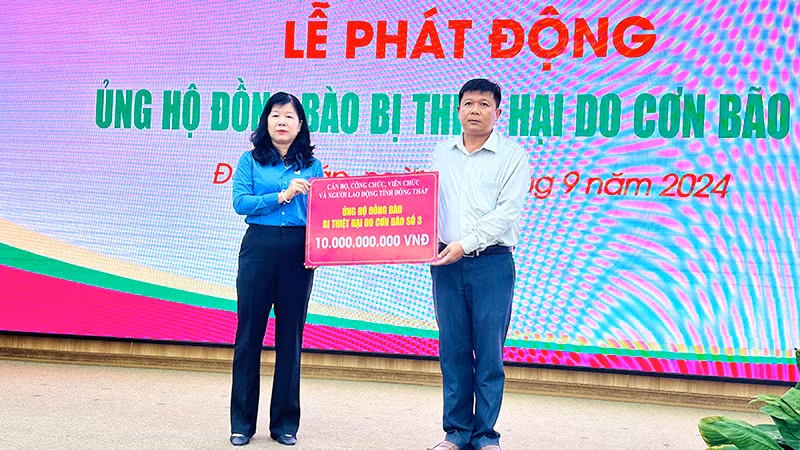 Chủ tịch Liên đoàn Lao động tỉnh Đồng Tháp Huỳnh Thị Tuyết Vui trao bảng tượng trưng ủng hộ 10 tỷ đồng cho Ban Thường trực Ủy ban Mặt trận Tổ quốc Việt Nam tỉnh Đồng Tháp.