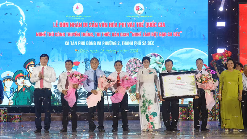 Lãnh đạo thành phố Sa Đéc nhận chứng nhận Di sản Văn hóa phi vật thể Quốc gia Nghề thủ công truyền thống, Tri thức dân gian “Nghề làm bột gạo Sa Đéc”.