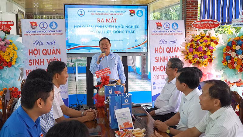 Hiệu trưởng Trường Đại học Đồng Tháp Hồ Văn Thống phát biểu tại buổi ra mắt Hội quán. Hiệu trưởng Trường Đại học Đồng Tháp Hồ Văn Thống phát biểu tại buổi ra mắt Hội quán.