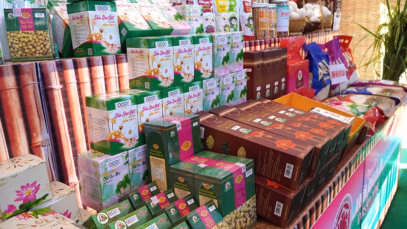 Trưng bày sản phẩm khởi nghiệp, sản phẩm OCOP của huyện Tháp Mười, tỉnh Đồng Tháp. (Ảnh: HỮU NGHĨA)