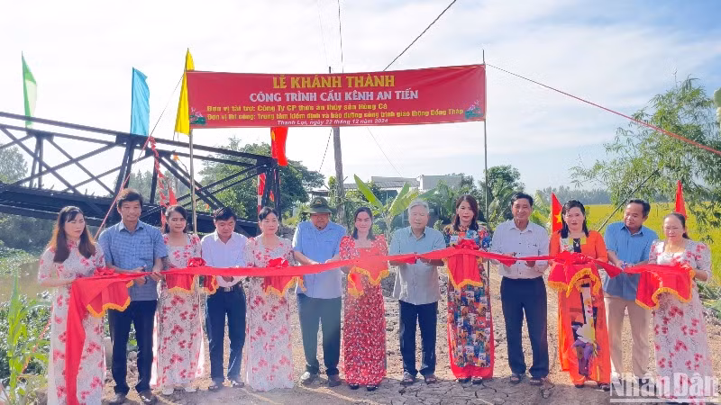 Nghi thức cắt băng khánh thành và đưa vào sử dụng cầu kênh An Tiến.