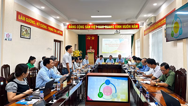 Văn phòng đại diện Báo Nhân Dân tại Đồng Tháp đặt câu hỏi về công tác đảm bảo an toàn giao thông trên địa bàn tỉnh khi số vụ và số người chết tăng cao. Văn phòng đại diện Báo Nhân Dân tại Đồng Tháp đặt câu hỏi về công tác đảm bảo an toàn giao thông trên địa bàn tỉnh khi số vụ và số người chết tăng cao.
