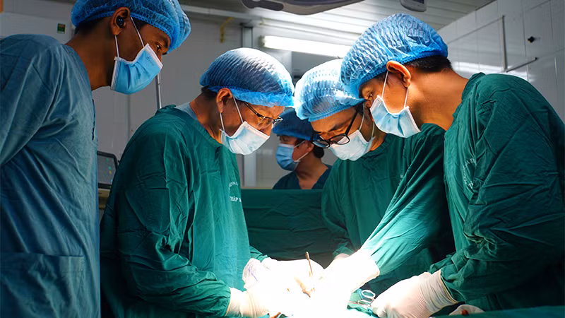 Bệnh viện Thống Nhất và Bệnh viện Đa khoa khu vực Tháp Mười cùng thực hiện phẫu thuật cho bệnh nhân.
