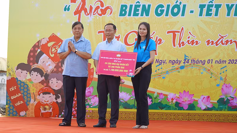Trao bảng tượng trưng 20 căn nhà Đại đoàn kết và 200 phần quà của Ủy ban Mặt trận Tổ quốc Việt Nam tỉnh Đồng Tháp cho huyện Hồng Ngự. (Ảnh: HỮU NGHĨA)