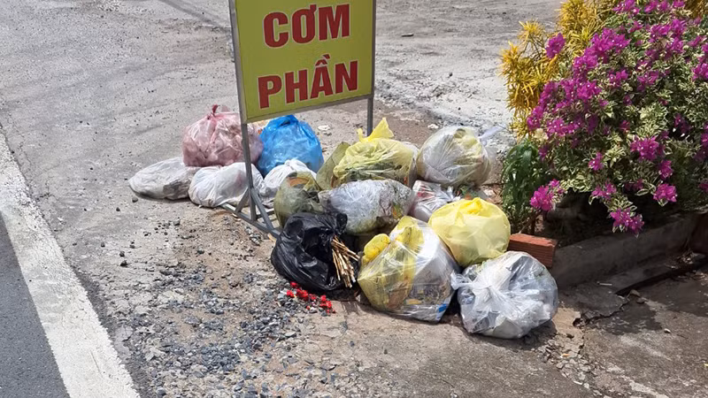 Chậm thu gom rác tại ấp Tân Trong, xã Tân Mỹ.