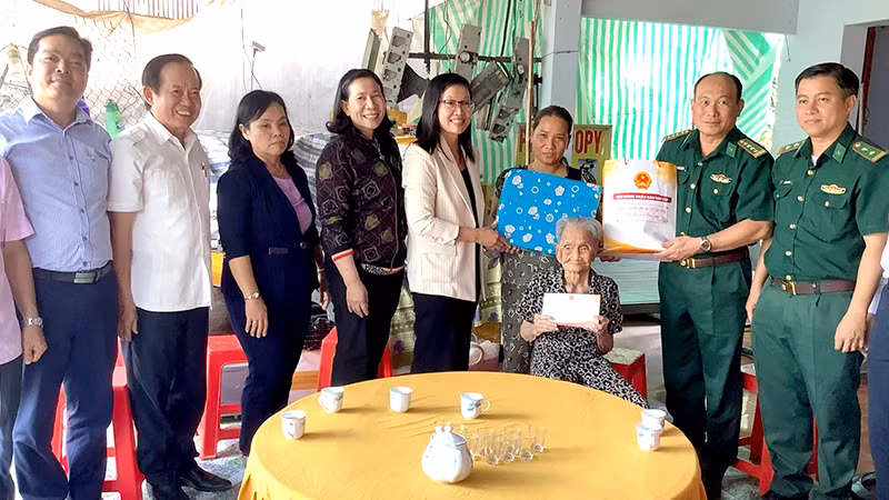 Phó Chủ tịch Hội đồng nhân dân tỉnh Đồng Tháp Nguyễn Thị Kim Tuyến thăm, chúc Tết và tặng quà gia đình chính sách.