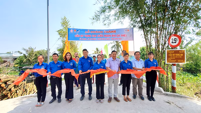 Cắt băng khánh thành cầu tại ấp An Ninh, xã An Khánh, huyện Châu Thành, tỉnh Đồng Tháp.