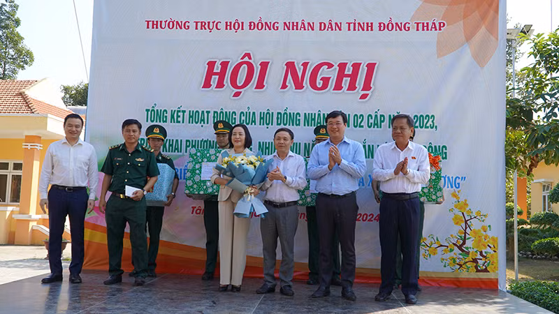 Trao quà Tết tặng cán bộ, chiến sĩ Đồn biên phòng Cửa khẩu quốc tế Dinh Bà và tặng hoa cho đại biểu.