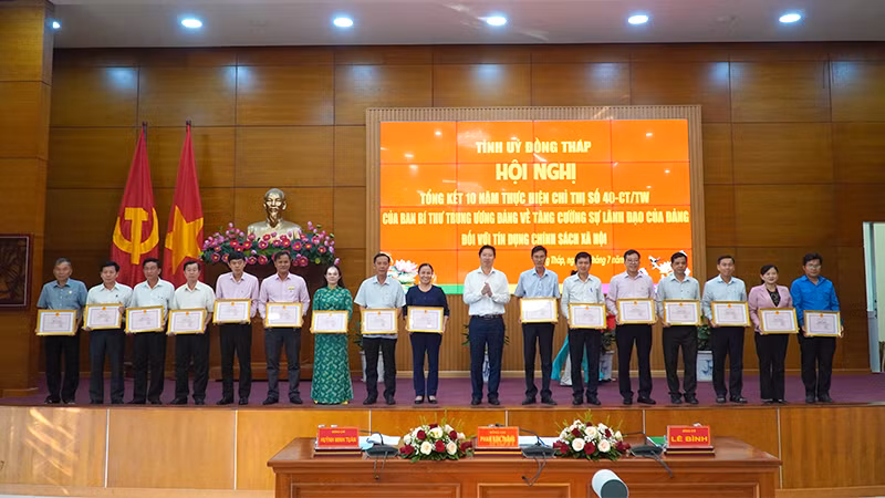 Phó Chủ tịch Ủy ban nhân dân tỉnh Đồng Tháp Huỳnh Minh Tuấn trao Bằng khen của Ủy ban nhân dân tỉnh cho 16 tập thể đã có thành tích xuất sắc trong triển khai thực hiện Chỉ thị số 40.