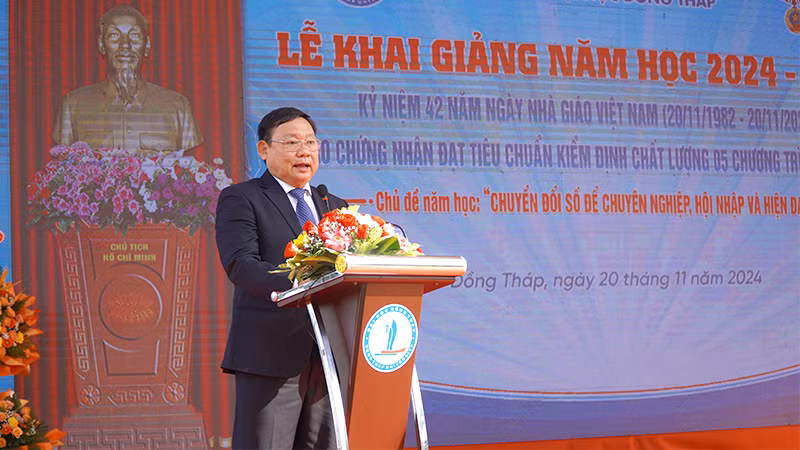 Phó Giáo sư, Tiến sĩ, Hiệu trưởng Trường đại học Đồng Tháp Hồ Văn Thống phát biểu tại lễ khai giảng. (Ảnh: HỮU NGHĨA)
